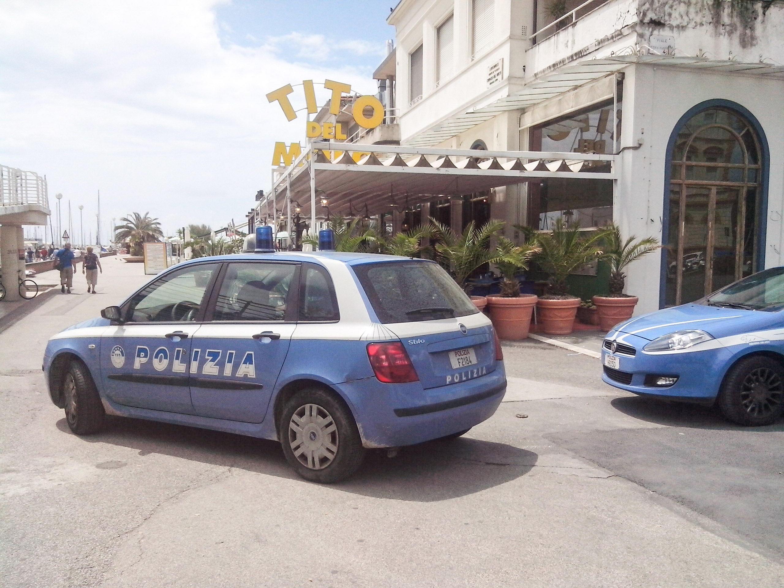 Picchia e minaccia la madre, allontanato da casa