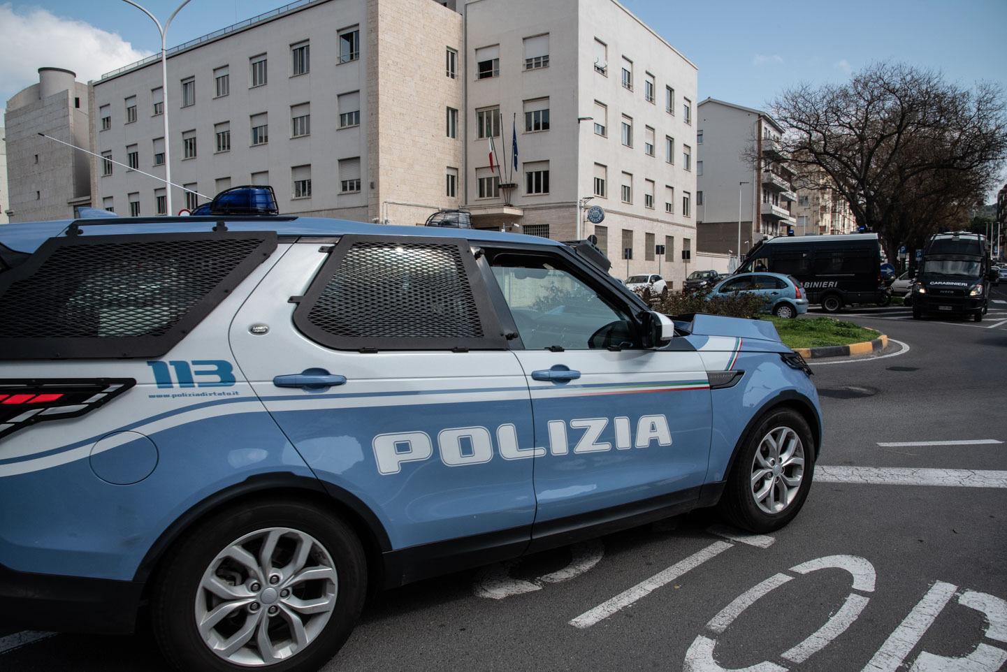 Cagliari, cercano di caricare su un furgone uno scooter rubato e tentano di investire i poliziotti 