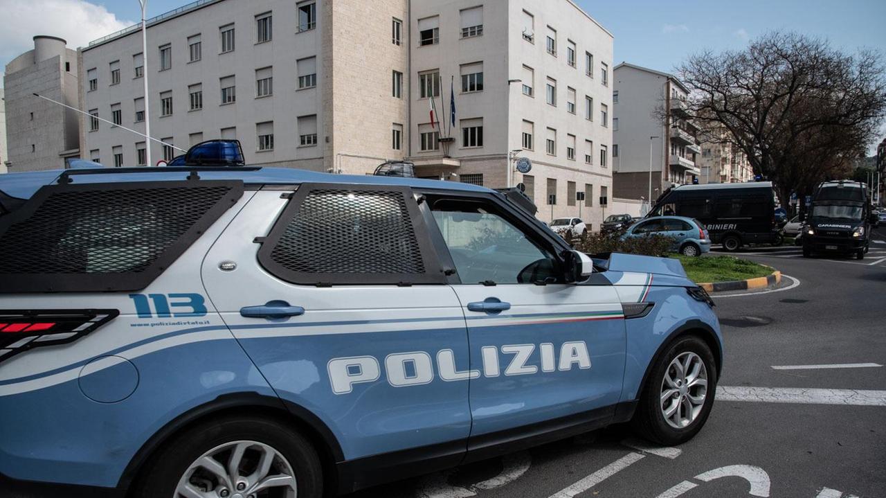 Cagliari, cercano di caricare su un furgone uno scooter rubato e tentano di investire i poliziotti 