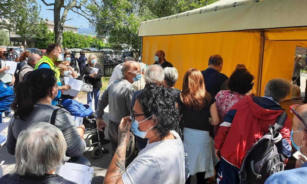 Vaccini, un giorno di code e proteste al Terminetto 