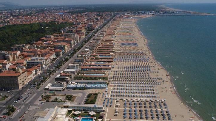 Versilia bandiera blu, a eccezione di Pietrasanta: scoppia la polemica