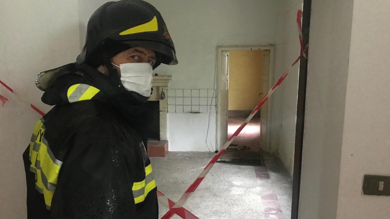 Crolla solaio, un uomo precipita al piano di sotto