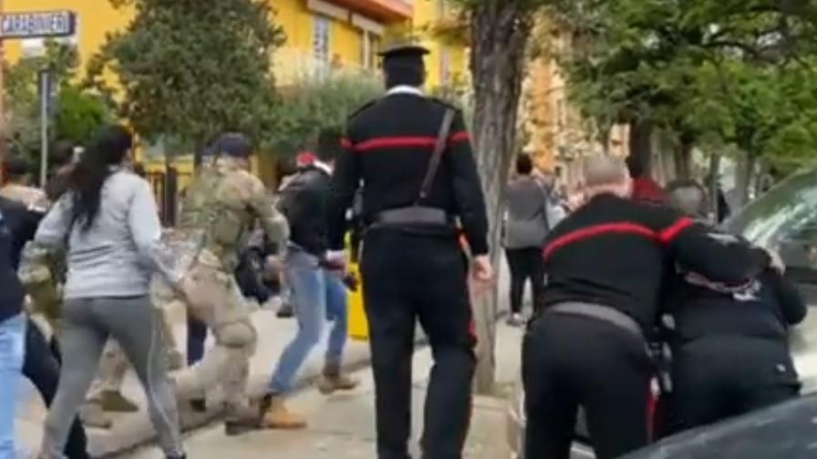 Un momento del tentato assalto all'auto che trasportava il presunto assassino