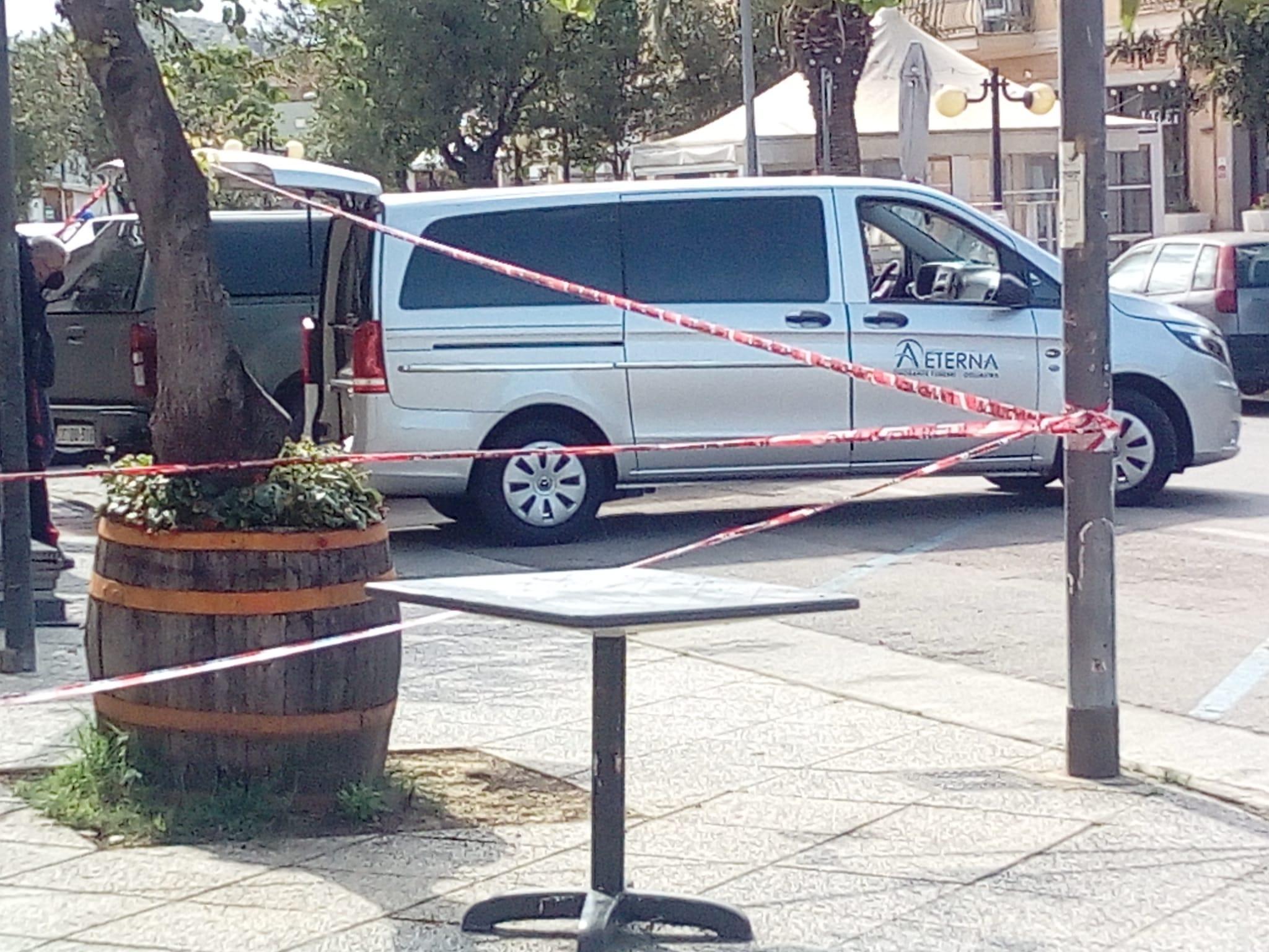 Il carro funebre che ha trasportato la salma di Mirko sino a Quartu