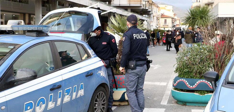 Aggredisce gli agenti intervenuti per sedare la lite 
