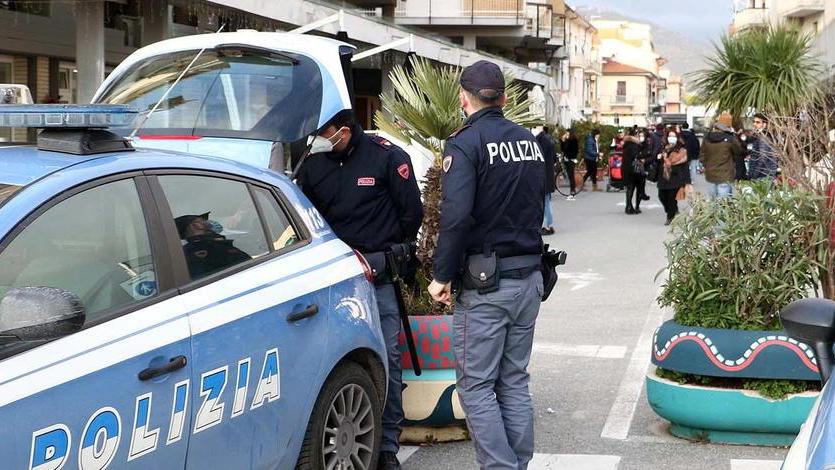 Aggredisce gli agenti intervenuti per sedare la lite