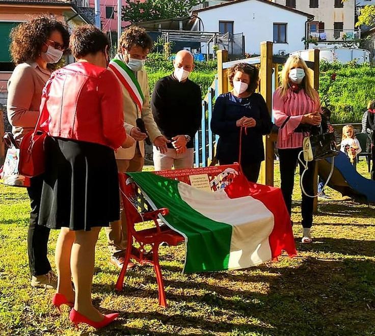 Panchina rossa a Cune la 93esima inaugurata sul territorio lucchese