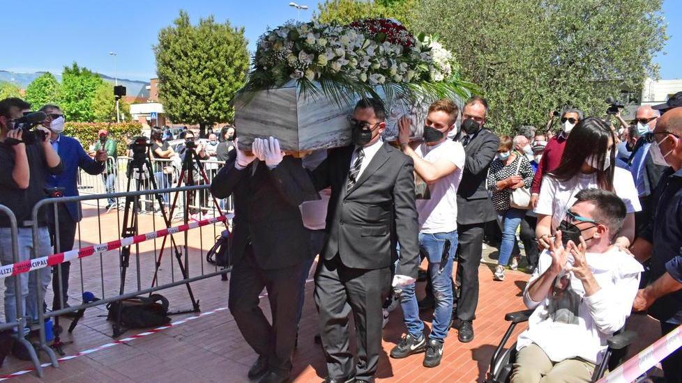 Centinaia di persone per l’ultimo saluto