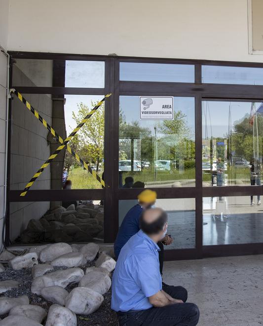 Scaglia due massi di 10 chili contro l’ingresso della Questura 