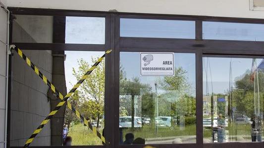 Scaglia due massi di 10 chili contro l’ingresso della Questura