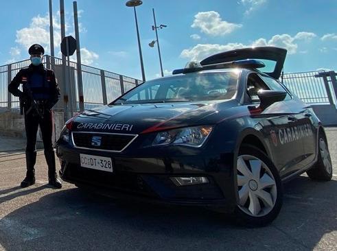 Sbatte con l’auto, minaccia i carabinieri e scappa 