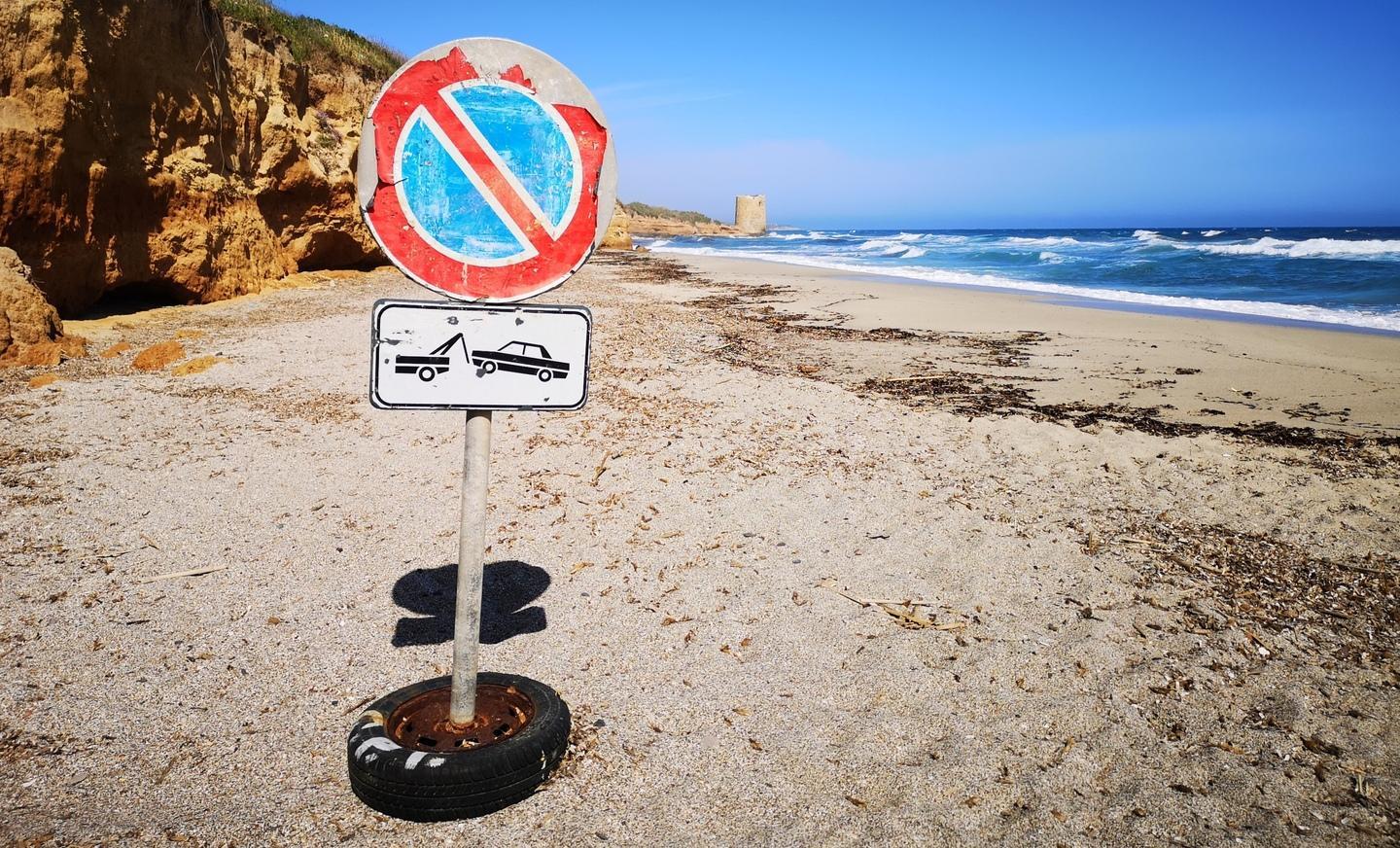 Un divieto di sosta sulla spiaggia