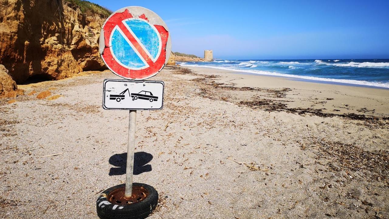 Un divieto di sosta sulla spiaggia