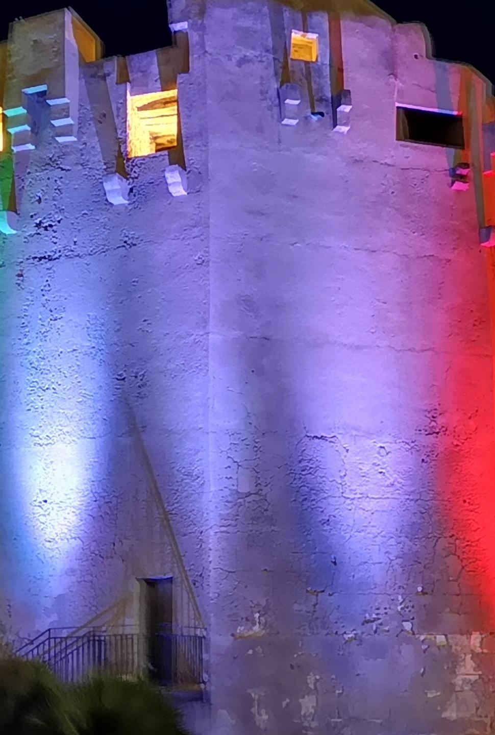 Torre colorata per la giornata della fibromialgia 