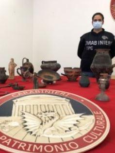 Ereditano reperti archeologici e li segnalano ai carabinieri