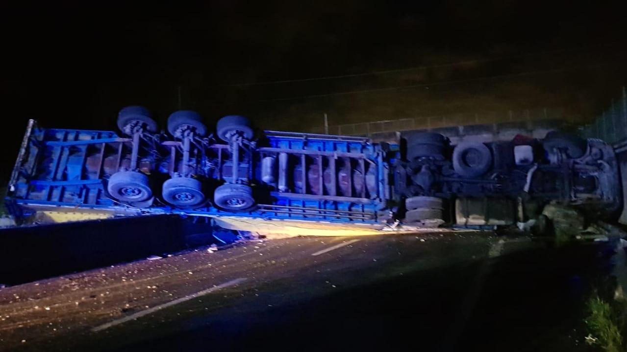 Tir sfonda lo spartitraffico: Fi-Pi-Li chiusa per ore, lunghe file a Vicarello