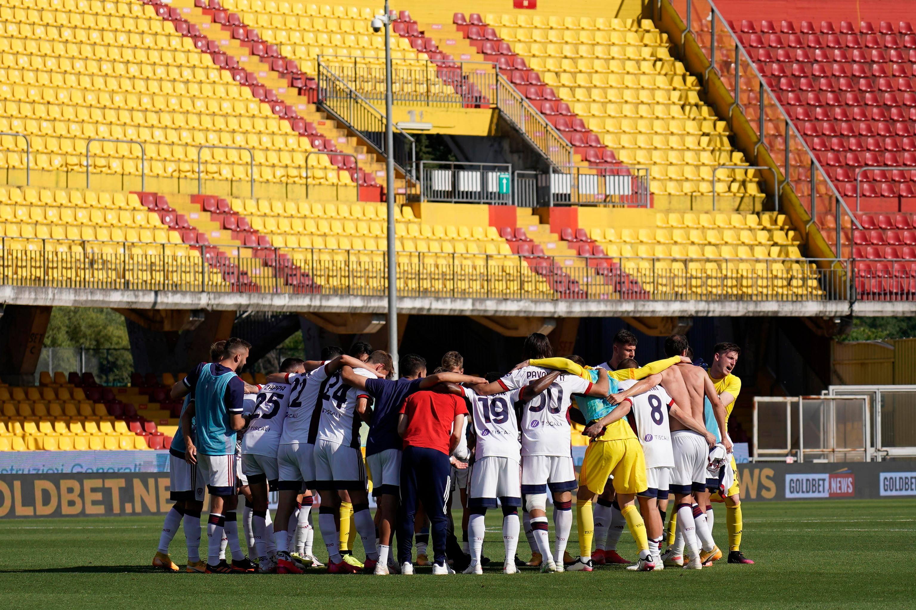 Il gruppo rossoblù a fine gara: il marchio di fabbrica di Semplici