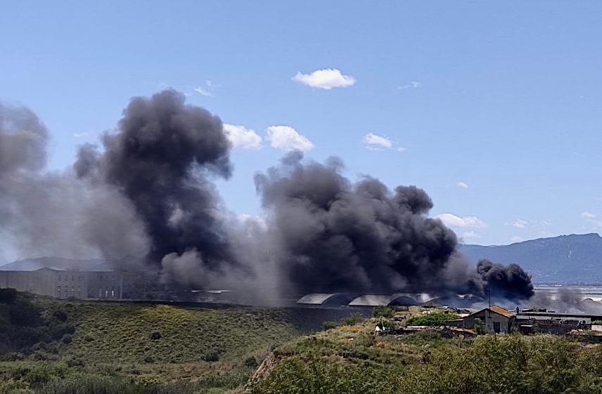 L'incendio dei due capannoni a Elmas (foto Mario Rosas)