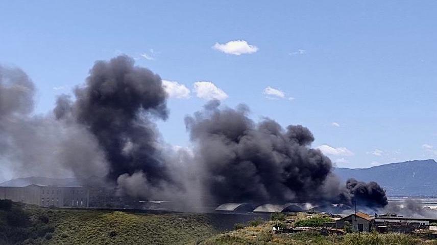 L'incendio dei due capannoni a Elmas (foto Mario Rosas)