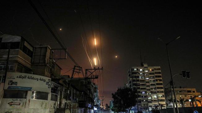 Israele distrugge un edificio di 10 piani a Gaza