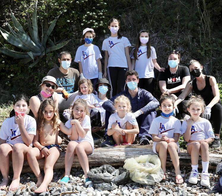 Decine di famiglie e bimbi hanno ripulito le spiagge di Livorno da pneumatici e televisori 