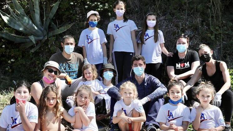 Decine di famiglie e bimbi hanno ripulito le spiagge di Livorno da pneumatici e televisori