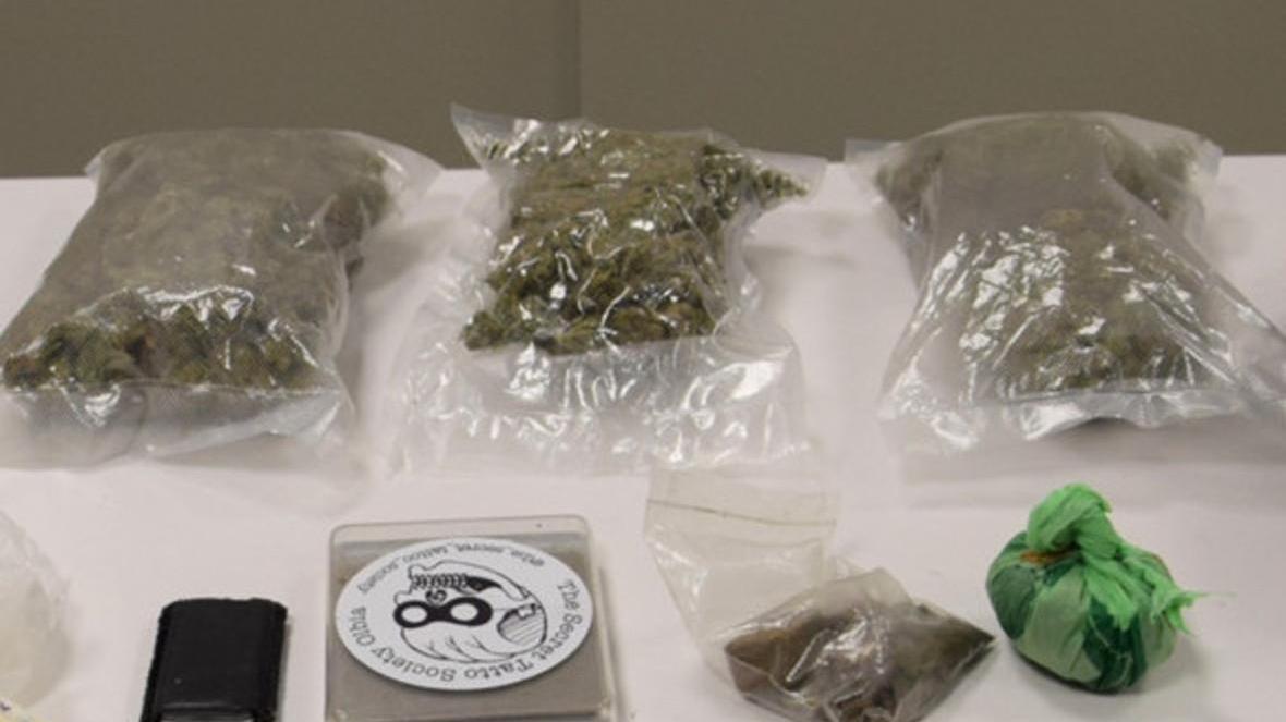 La polizia arresta ragazzo di 19 anni con 6 etti di droga
