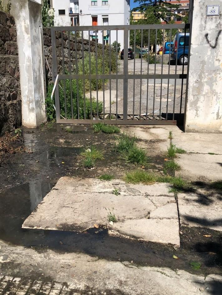 Liquami in strada, residenti disperati 
