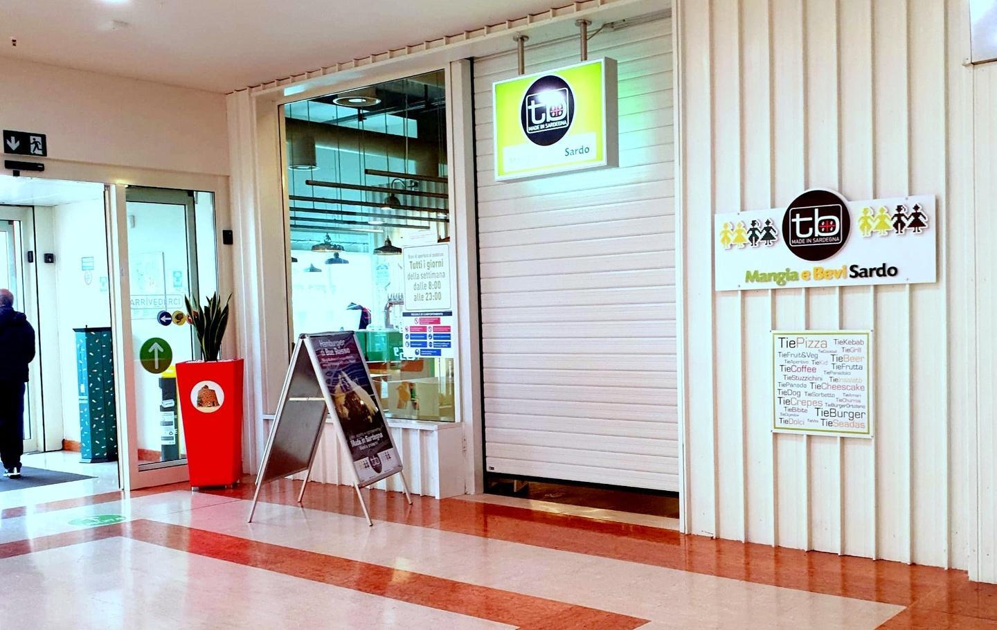 Serrande abbassate nei centri commerciali 