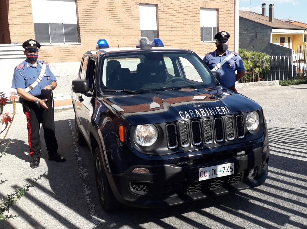 «Metta la mascherina» e aggredisce i carabinieri 