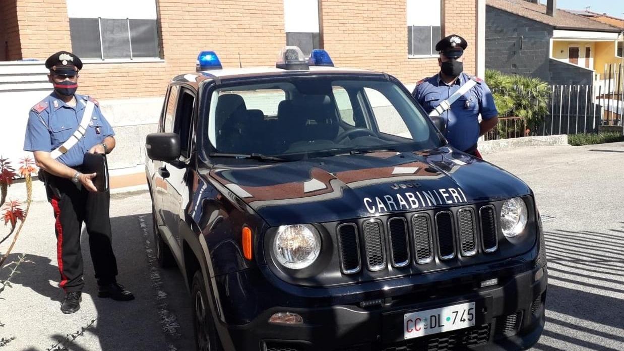 «Metta la mascherina» e aggredisce i carabinieri