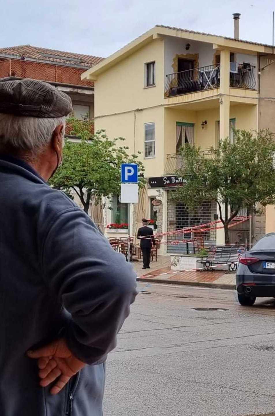 Cerca di difendere la madre 20enne accoltellato a morte 
