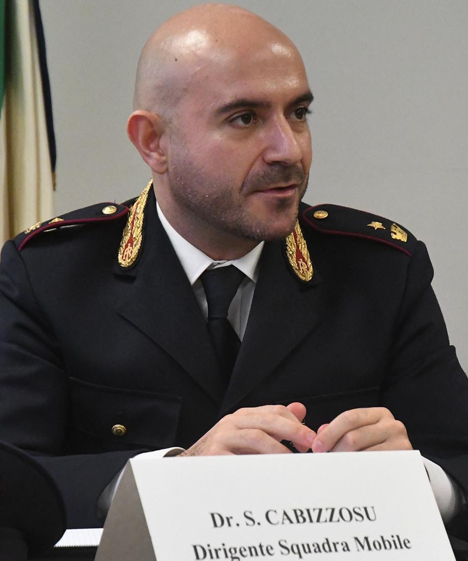 Aggredisce i familiari con una roncola 