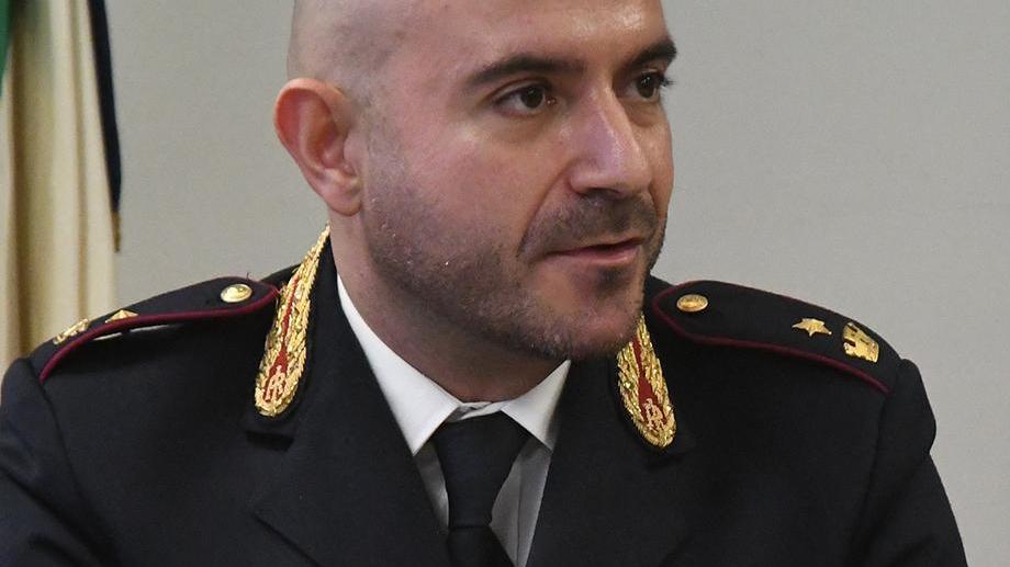 Aggredisce i familiari con una roncola