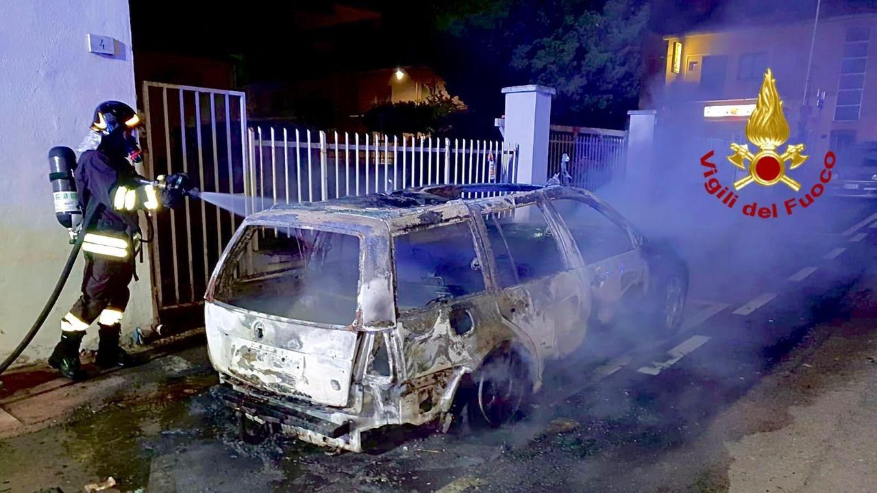 Olbia, auto a fuoco nella notte: indagano i carabinieri 