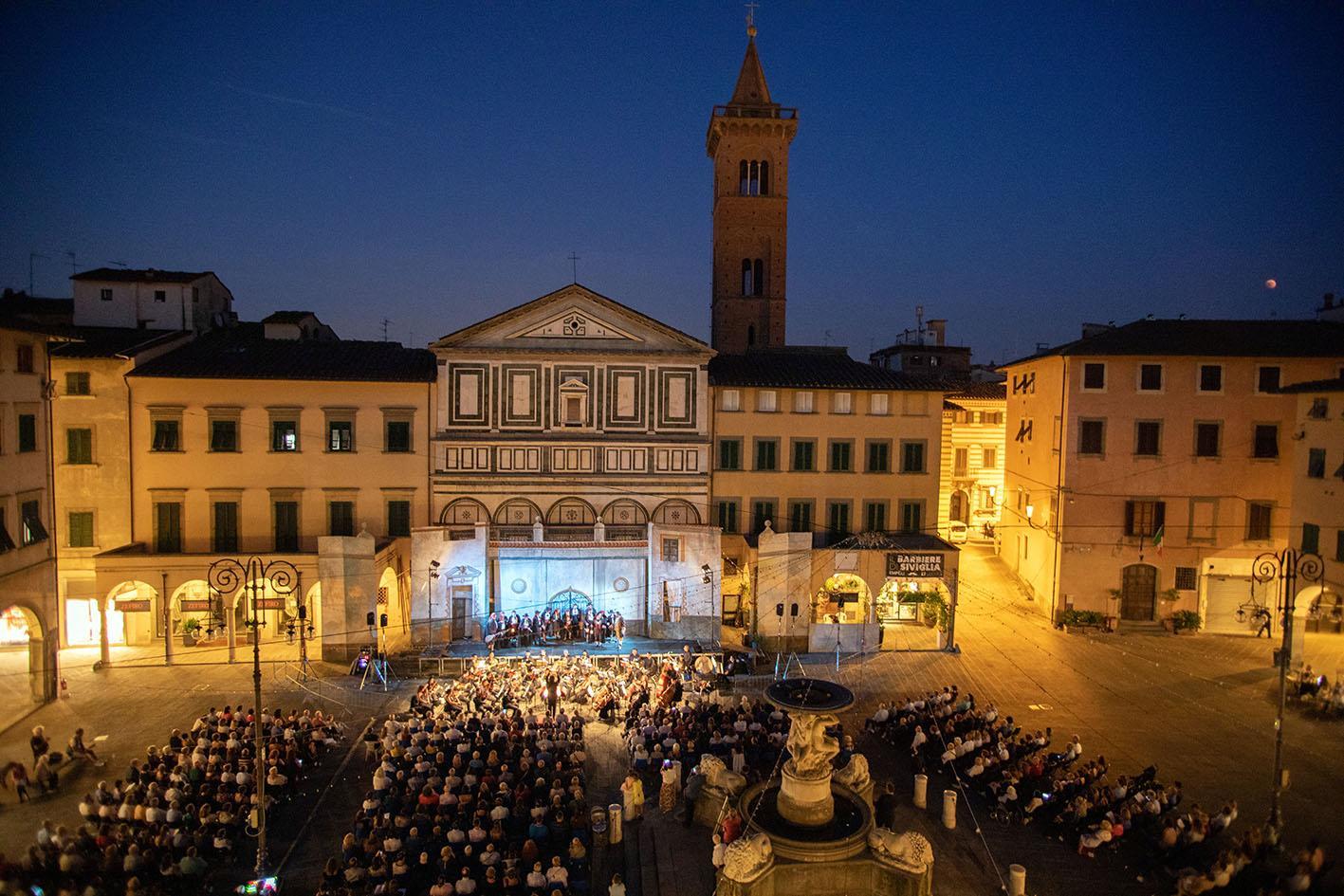 L'edizione del "Barbiere di Siviglia" del 2018 in piazza Farinata degli Uberti a Empoli