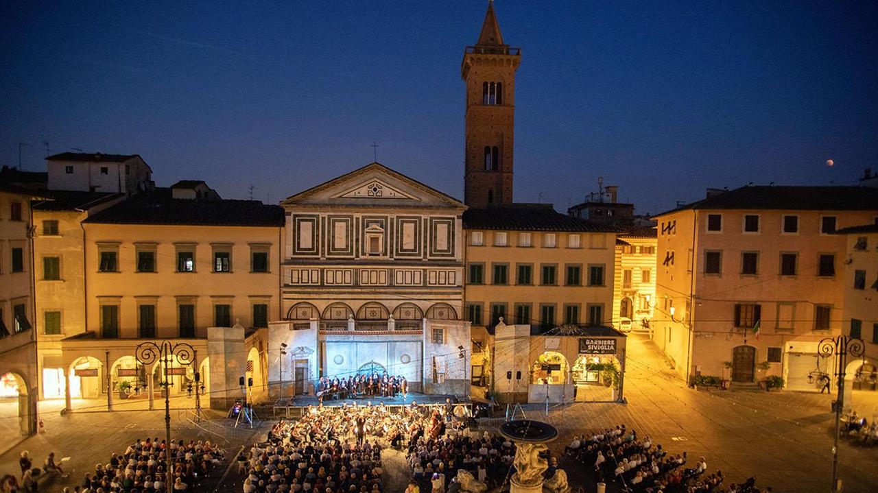 L'edizione del "Barbiere di Siviglia" del 2018 in piazza Farinata degli Uberti a Empoli