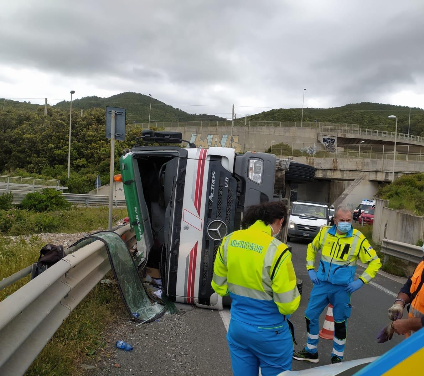 Il Tir ribaltato