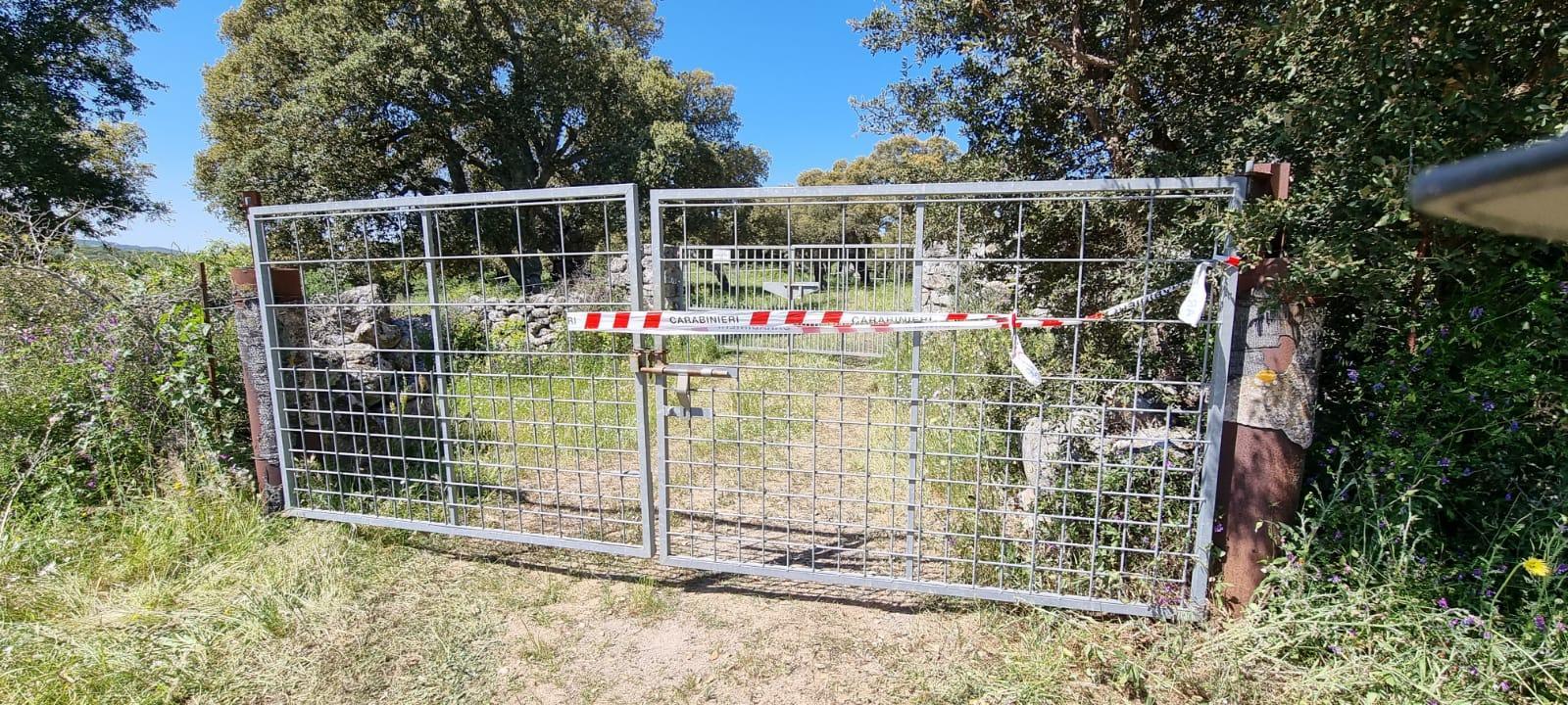 Il cancello di accesso all'azienda Dessena (foto Massimo Locci)