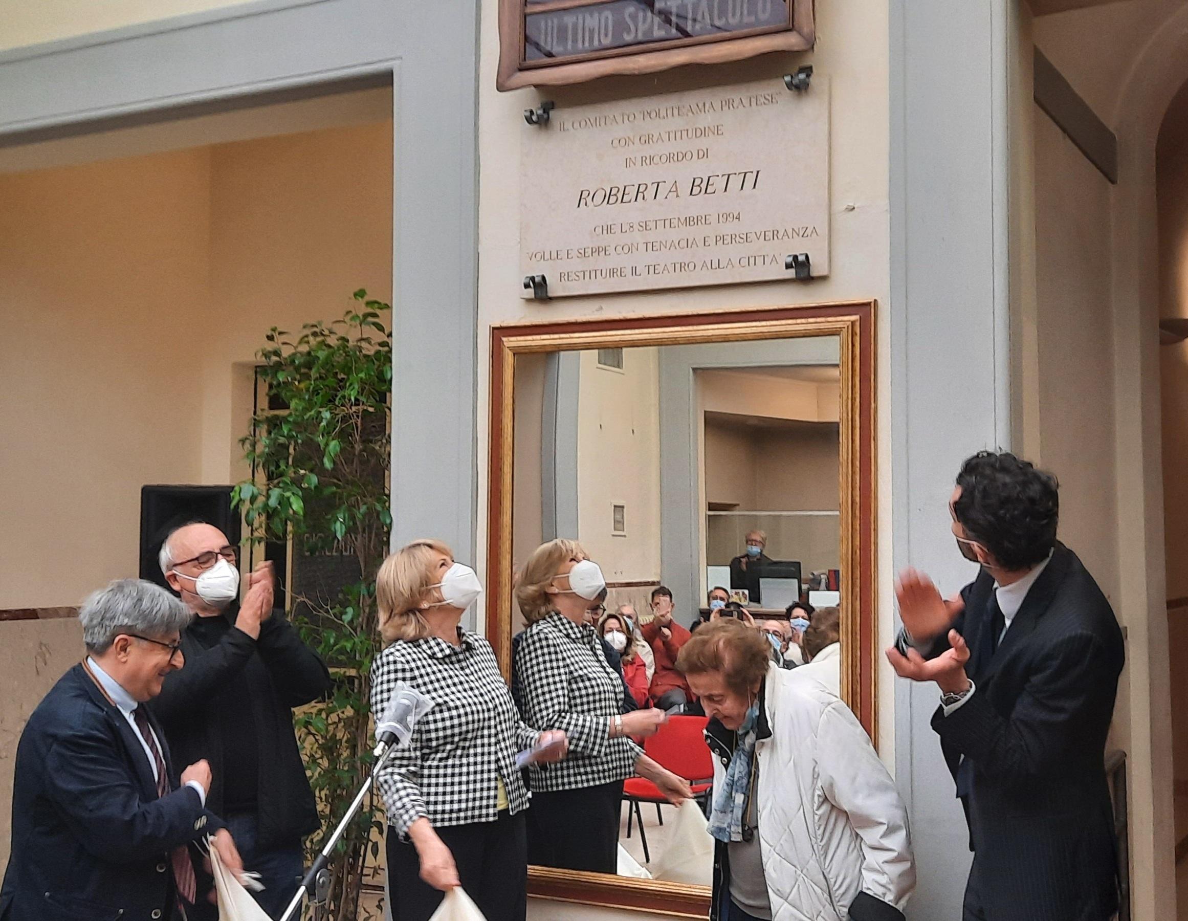 Il momento della scopertura della targa a Roberta Betti