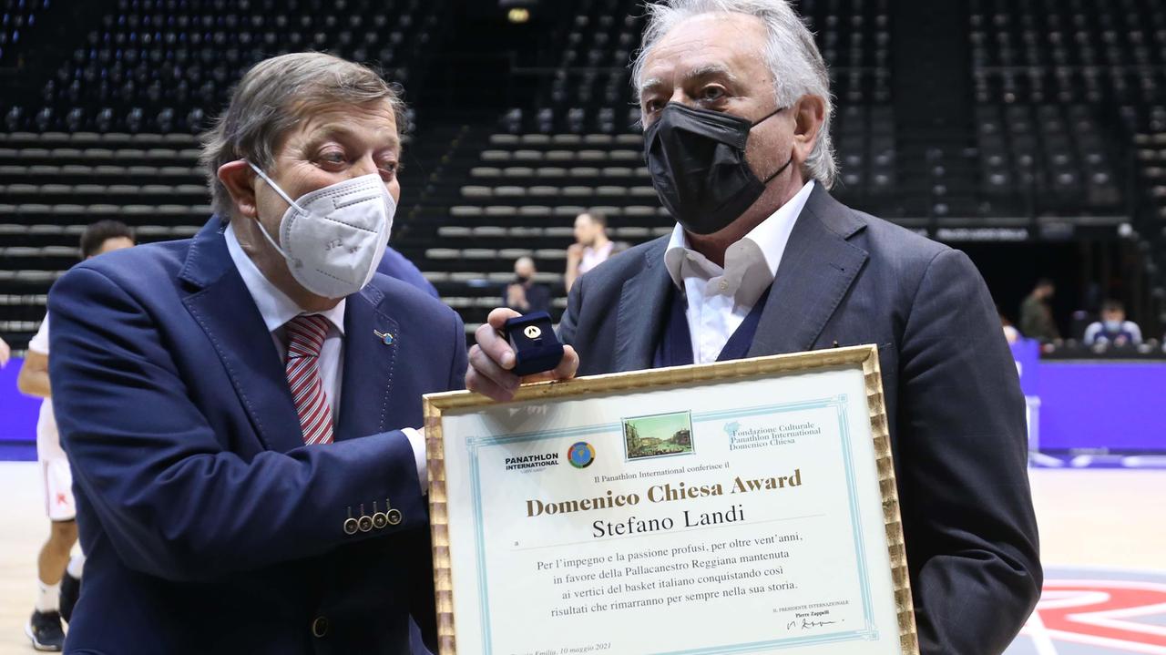 Enrico Prandi premia il socio biancorosso Stefano Landi