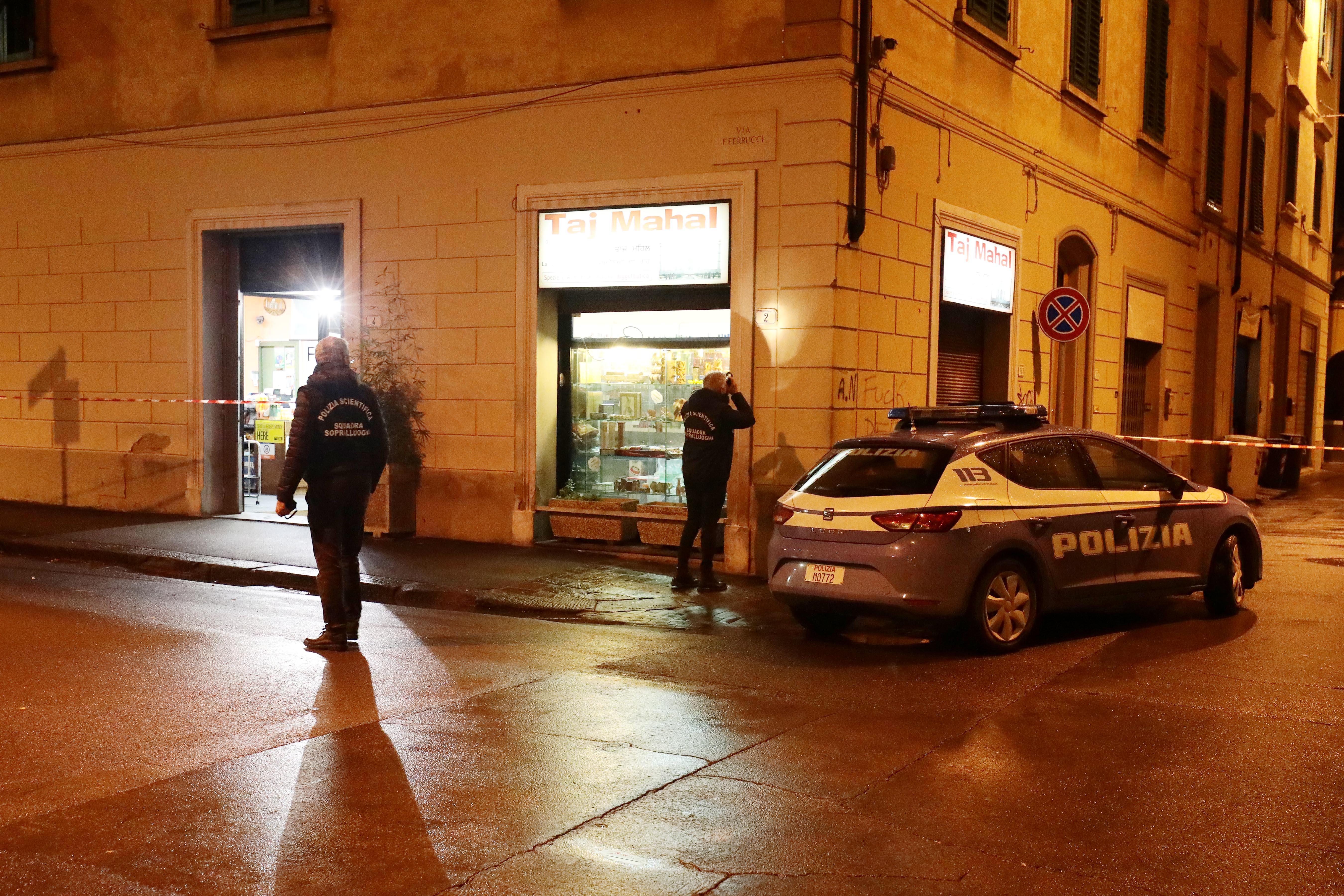 L’intervento della polizia davanti al money transfer di via Ferrucci a Empoli  (foto Sestini)