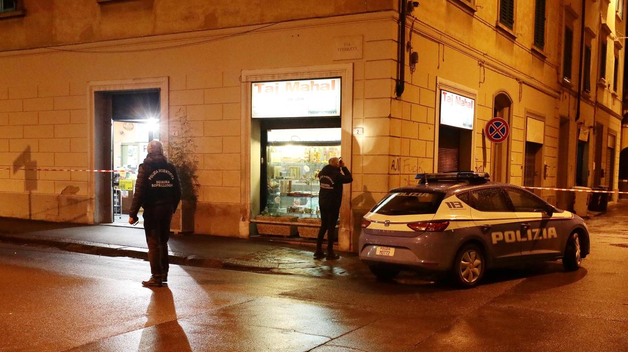 L’intervento della polizia davanti al money transfer di via Ferrucci a Empoli (foto Sestini)