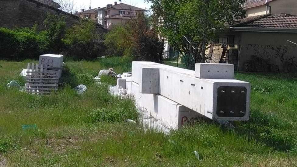 l cantiere per la costruzione della palestra a Rolo