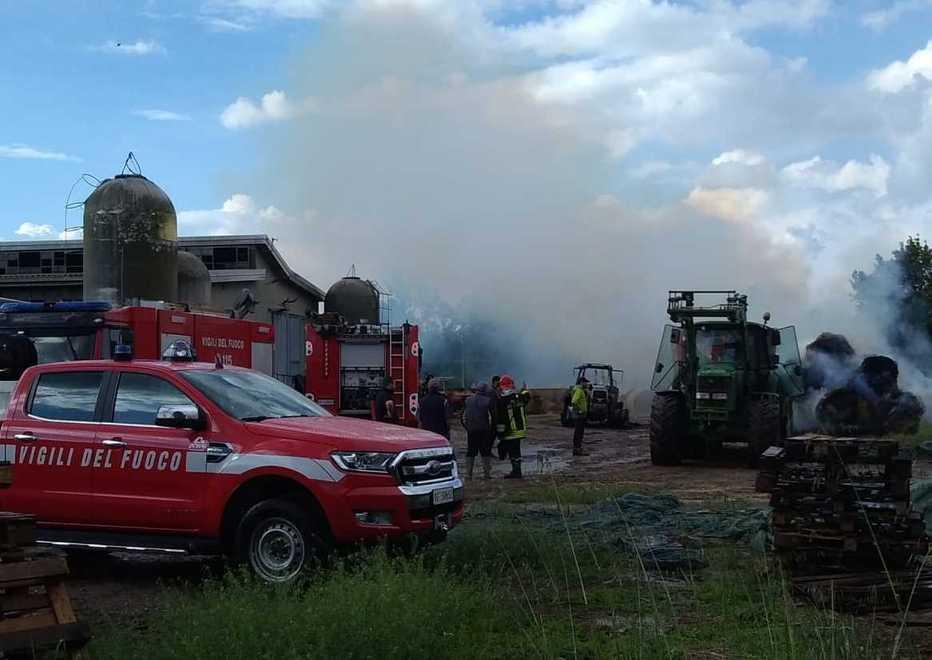 L'incendio di rotoballe a Gualtieri