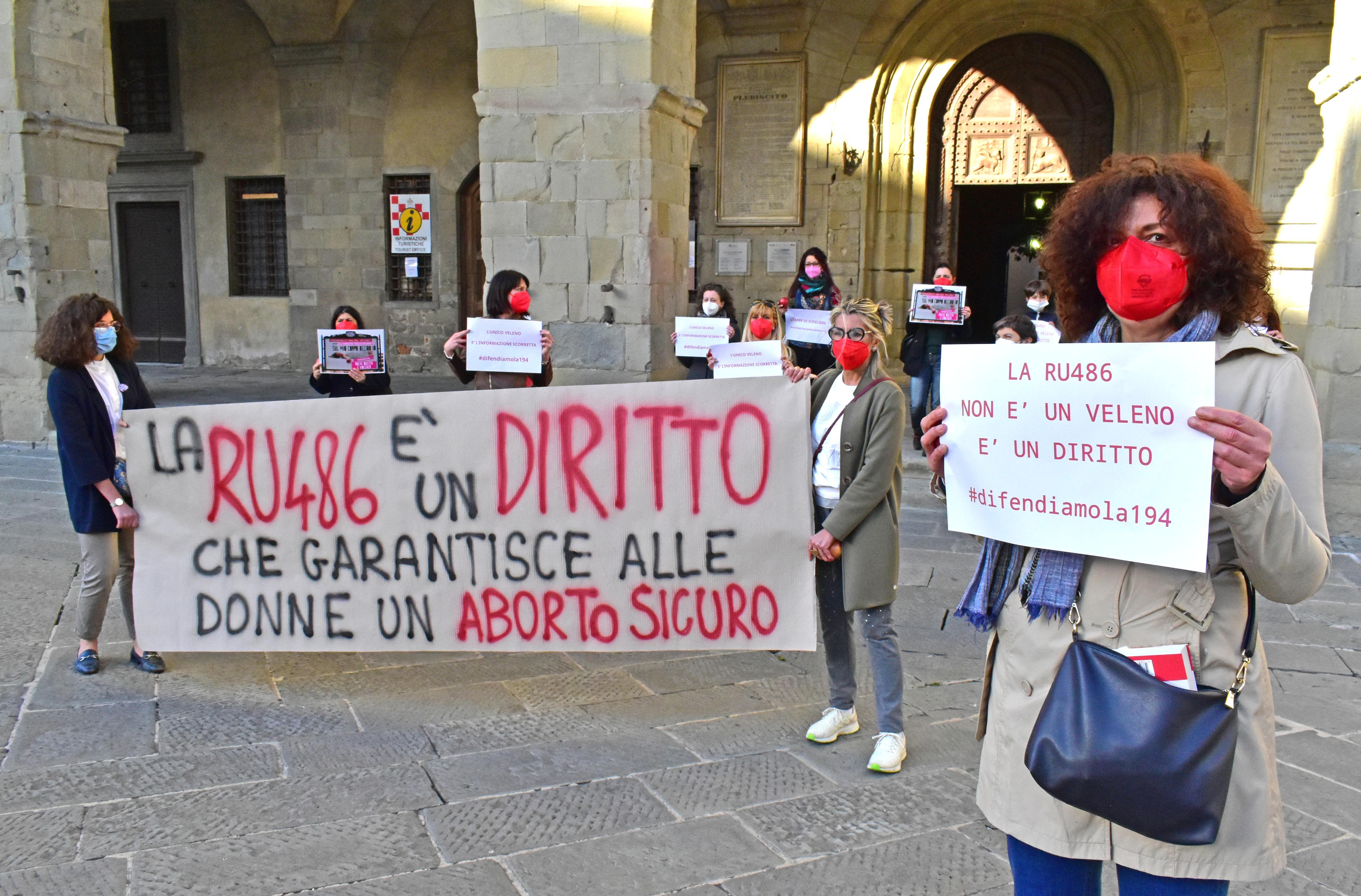 Il flash mob delle donne dem: "Cancellate i manifesti contro la pillola Ru486"