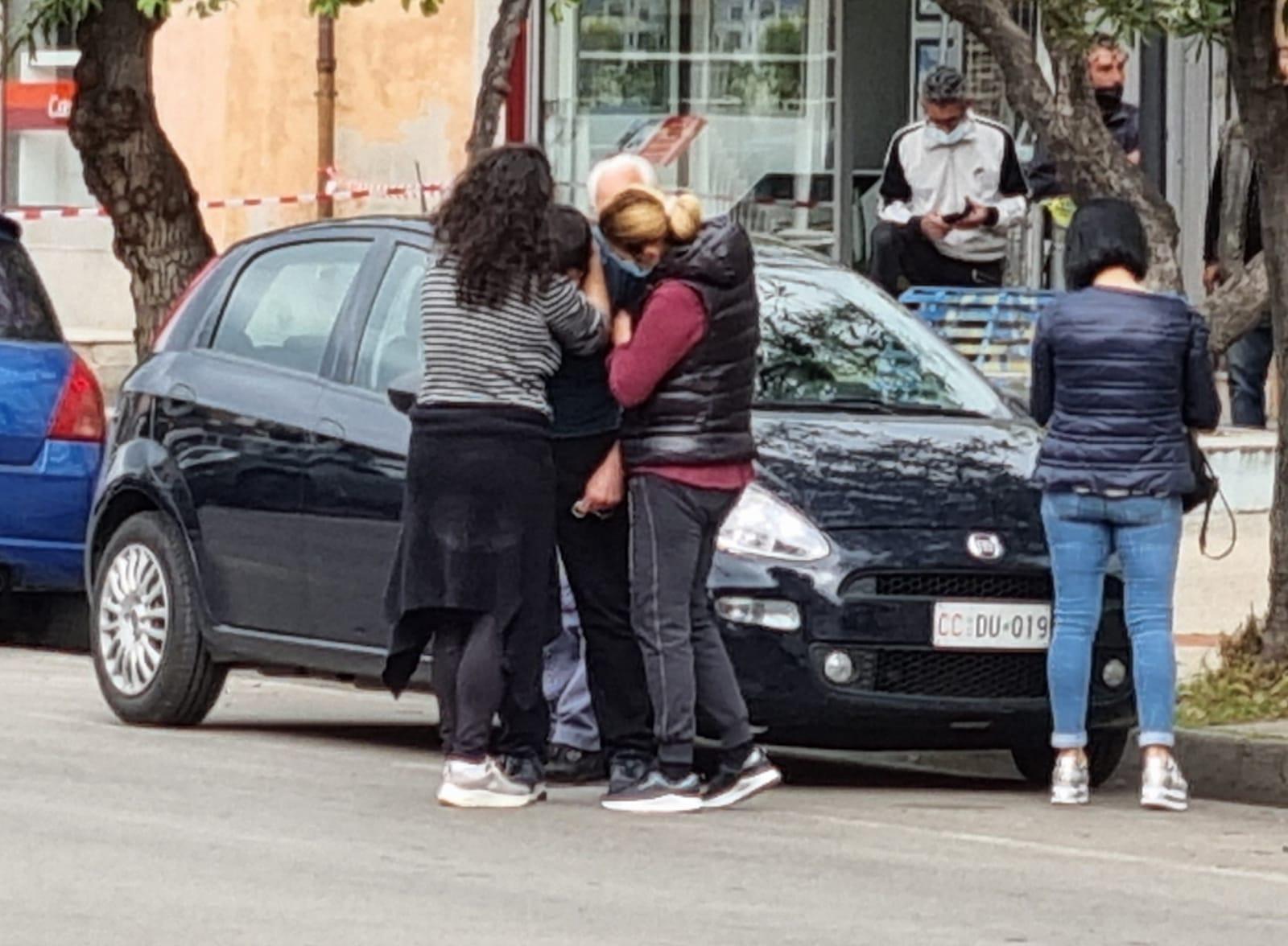 Ucciso per difendere la madre: lutto cittadino a Tortolì per i funerali di Mirko