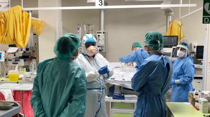 Un reparto di terapia intensiva dedicato ai malati contagiati dal Coronavirus, ieri erano ventuno i reggiani accolti nelle Rianimazioni Covid con gravi sintomi provocati dall’infezione e tenuti in vita dalla respirazione assistita.