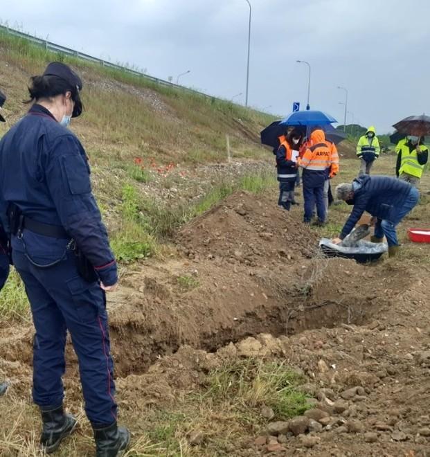 Materiale nero trovato sotto la nuova strada 429