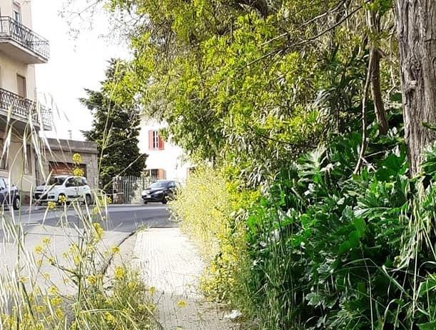 Il marciapiede è impraticabile: percorso a ostacoli a Punta Idda